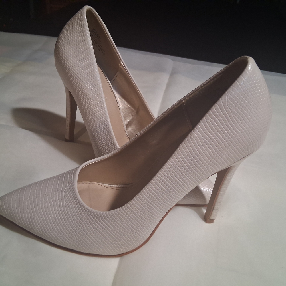 Pointed-Toe High Heel Pumps in Cream Textured Leather